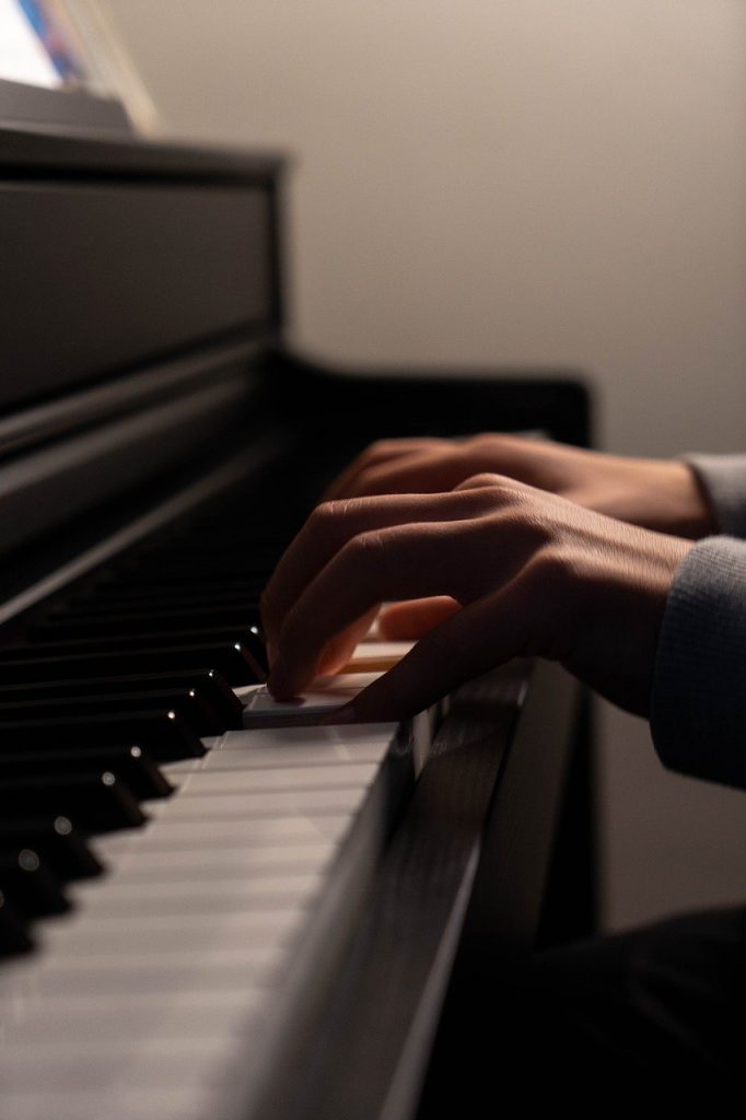 grootste voordeel van een digitale piano. man speelt digitale piano